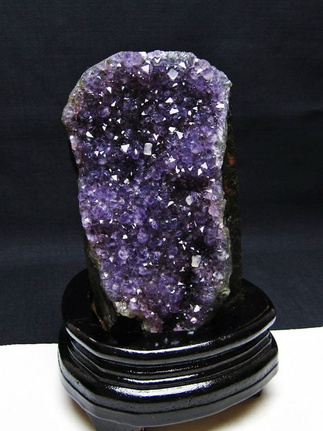 ウルグアイ産 アメジストクラスター カルサイト共生 台座付き
