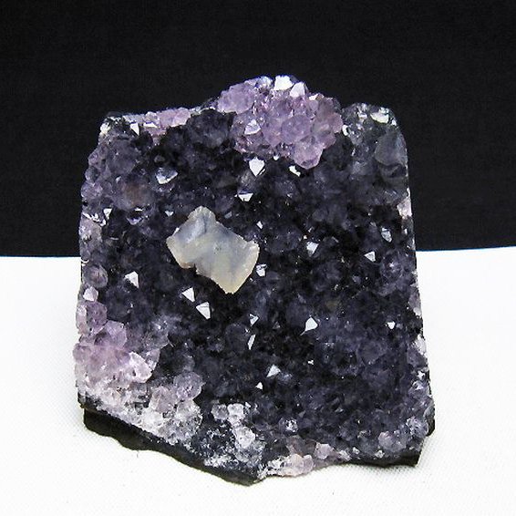 ウルグアイ産 アメジストクラスター カルサイト共生 [t614-9496]
