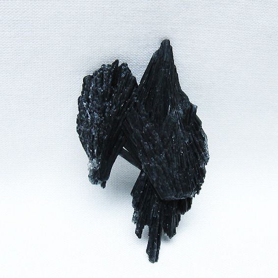 ブラック カイヤナイト 原石 [t697-4218]