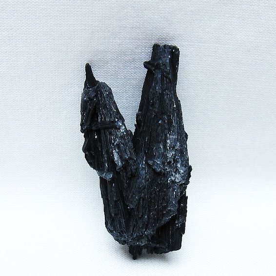 ブラック カイヤナイト 原石 [t697-4263]