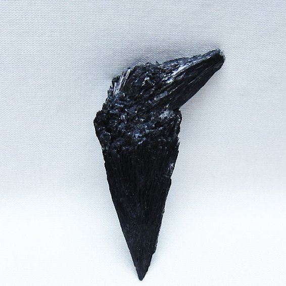 ブラック カイヤナイト 原石 [t697-4358]