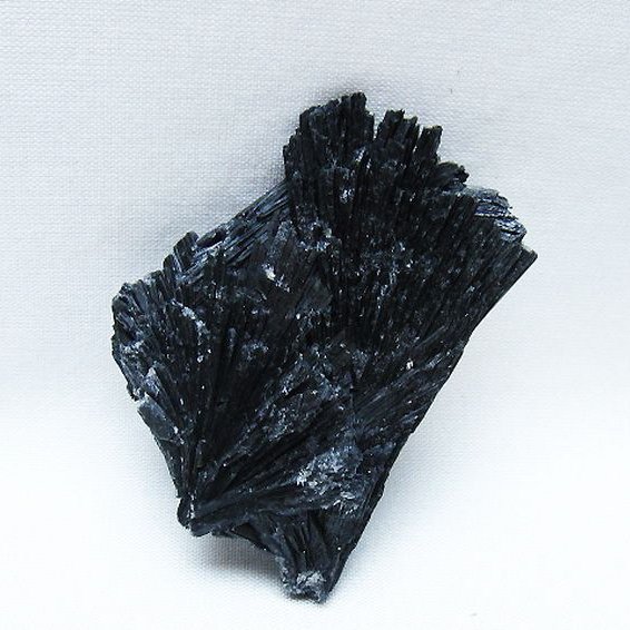 ブラック カイヤナイト 原石 [t697-4394]