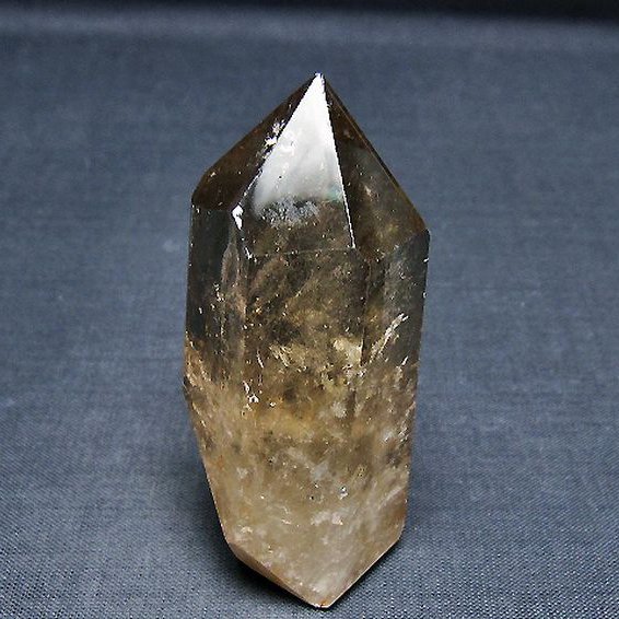 ルア様☆ライモナイトインクォーツ 水晶 ポイント 六角柱 台座付き 1.5Kgパワーストーン 天然石 ライトニング水晶六角柱[T581-6012]