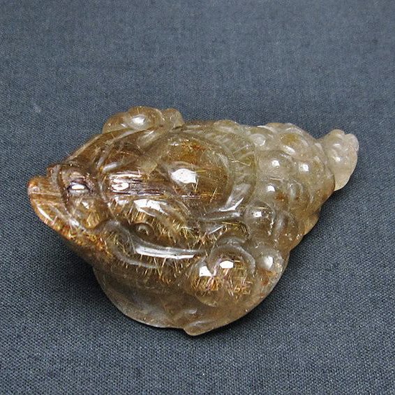 金針ルチル水晶 金蟾 置物 [t801-452]