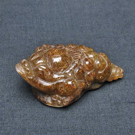 金針ルチル水晶 金蟾 置物 [t801-461]