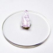 クンツァイト（リチア輝石）は、上品なライラックピンクの石です