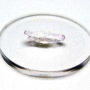 クンツァイト（リチア輝石）は、上品なライラックピンクの石です