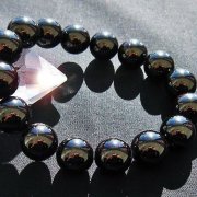 ガーネット（柘榴石）は生命力が溢れる紅の石