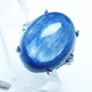 カイヤナイト（藍晶石）は神秘的な色合いと模様の天然石です