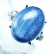 カイヤナイト（藍晶石）は神秘的な色合いと模様の天然石です