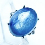 カイヤナイト（藍晶石）は神秘的な色合いと模様の天然石です