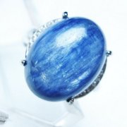 カイヤナイト（藍晶石）は神秘的な色合いと模様の天然石です