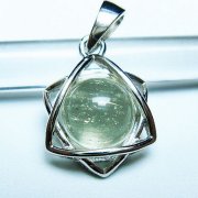 リビアングラスはエジプトの砂漠で採れる天然ガラス