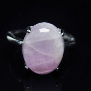 クンツァイト（リチア輝石）は、上品なライラックピンクの石です