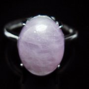 クンツァイト（リチア輝石）は、上品なライラックピンクの石です