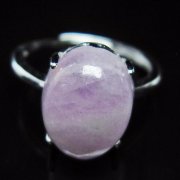 クンツァイト（リチア輝石）は、上品なライラックピンクの石です