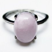 クンツァイト（リチア輝石）は、上品なライラックピンクの石です