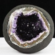 アメジストドームの年間取扱い量10,000本以上の誠安天然石専門店