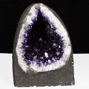 アメジストクラスターの年間取扱い量100,000個以上の誠安天然石専門店