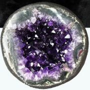 アメジストドームの年間取扱い量10,000本以上の誠安天然石専門店