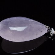 ローズクォーツ（紅石英）は柔らかい優しいピンクの水晶