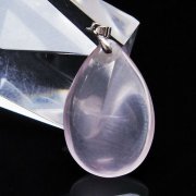 ローズクォーツ（紅石英）は柔らかい優しいピンクの水晶