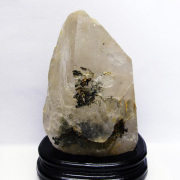 2.1Kg タイチンルチル入り ライトニング水晶 原石[T501-4032]