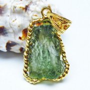 カイヤナイト（藍晶石）は神秘的な色合いと模様の天然石です