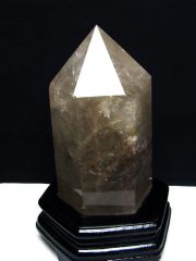 1.6Kg 虹入り ライトニング水晶 六角柱 [t581-5592]