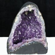 アメジストドームの年間取扱い量10,000本以上の誠安天然石専門店