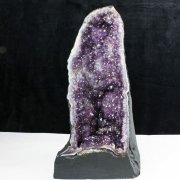 アメジストドームの年間取扱い量10,000本以上の誠安天然石専門店