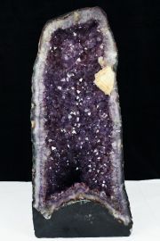 アメジストドームの年間取扱い量10,000本以上の誠安天然石専門店 