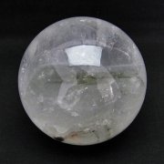 1.9Kg 虹入り グリーンファントム水晶 丸玉 108mm [T62-13585]