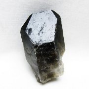 超希少　純天然黒水晶　モリオン鉱石六角柱　台座付き パワーストーン 天然石 モリオン 純天然 黒水晶 六角柱[T43-8336]