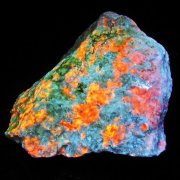 アメジストドームの年間取扱い量10,000本以上の誠安天然石専門店