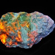 ハックマナイトの意味｜紫外線で変色するコレクターが熱望する希少石