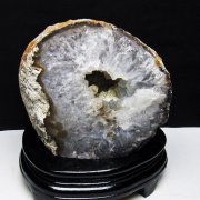 2.6Kg ウルグアイ産 アゲート水晶ドーム [t640-2467]