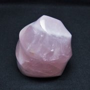 ローズクォーツ（紅石英）は柔らかい優しいピンクの水晶