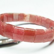 ムーンストーン（月長石）は真珠を思わせるような上品な天然石