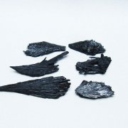 ブラック カイヤナイト 原石 [t697-4445]