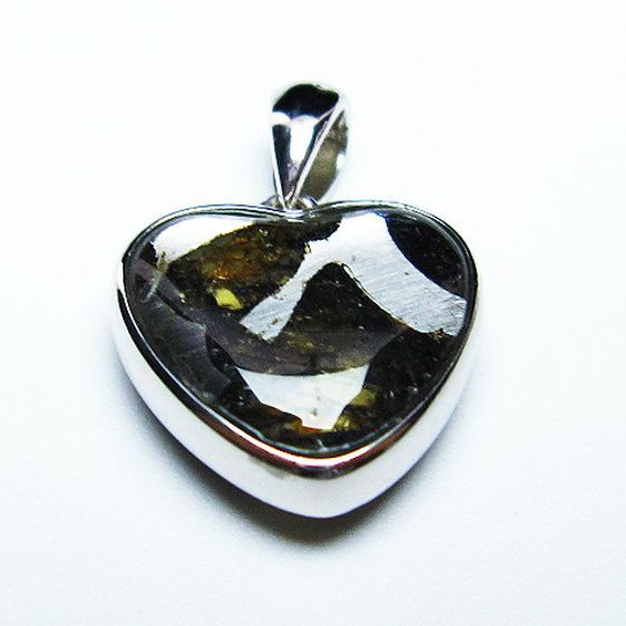 パラサイト隕石 かんらん石 ハート ペンダント [t453-3161]