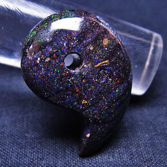 ブラックオパール 勾玉[T468-484]