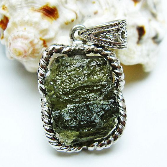 ★ご予約品 ご注文から3ヵ月後の発送予定 ty★ モルダバイト ペンダント [T525-2243]