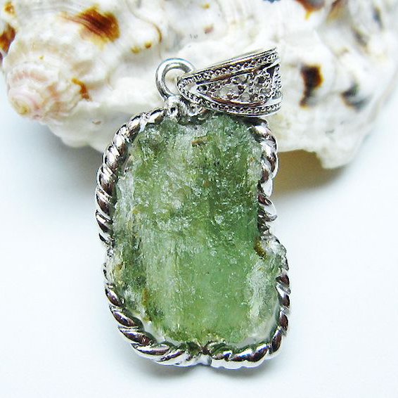 ★ご予約品 ご注文から3ヵ月後の発送予定 ty★ モルダバイト ペンダント [T525-2247]