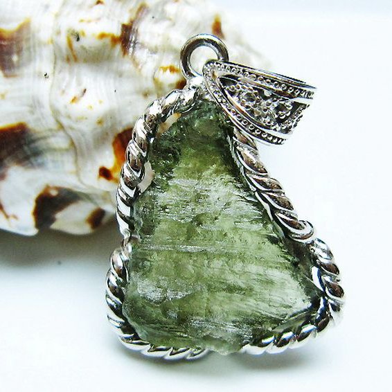 ★ご予約品 ご注文から3ヵ月後の発送予定 ty★ モルダバイト ペンダント [T525-2255]