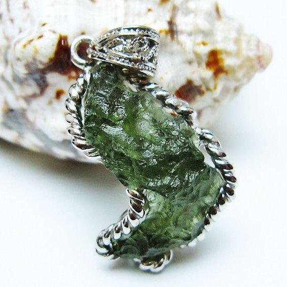 ★ご予約品 ご注文から3ヵ月後の発送予定 ty★ モルダバイト ペンダント [T525-2258]