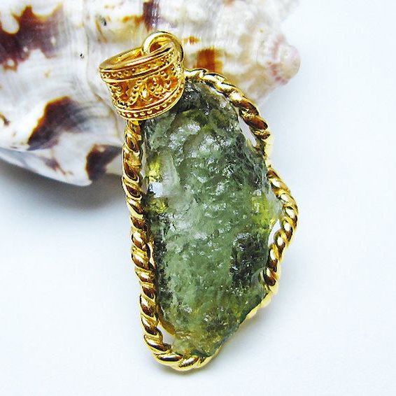 ★ご予約品 ご注文から3ヵ月後の発送予定 ty★ モルダバイト ペンダント [T525-2263]