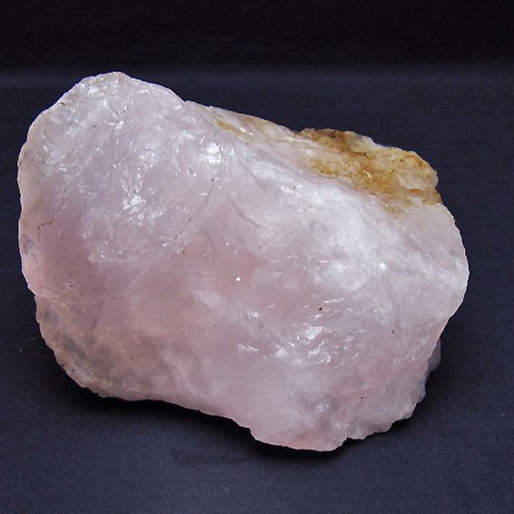 ローズクォーツ 原石 [t568-4444]