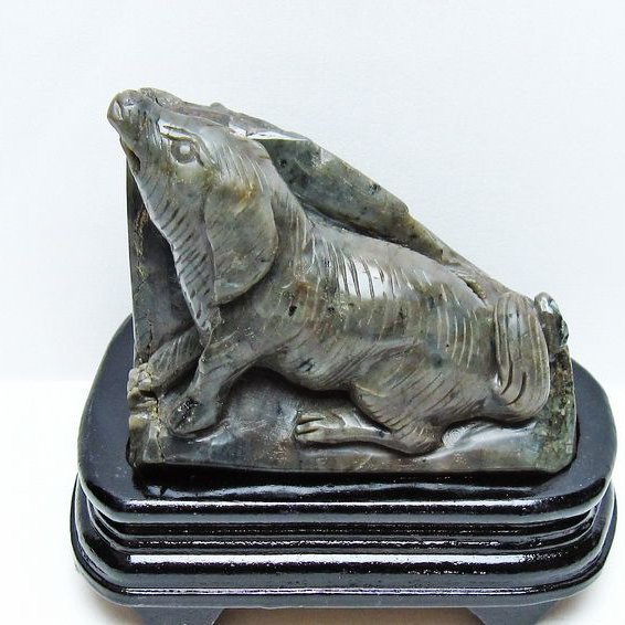 1.8Kg エメラルド 手彫り イヌ 置物[T583-1123]