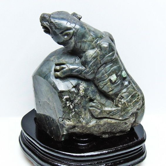 2.5Kg エメラルド 手彫 トラ 置物[T583-1134]